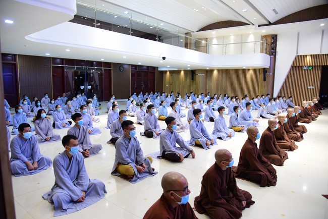 Taking comments to complete recording visual images in the rain season retreat